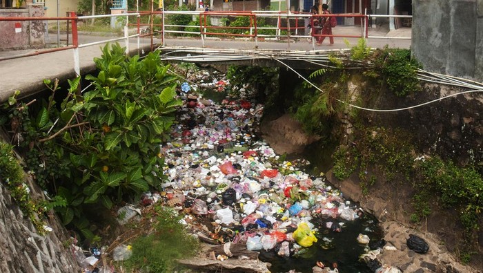 Seorang anak berjalan melintasi jembatan di atas kali Suralaya, Kota Cilegon, Banten, Jumat (2/8/2024). Tumpukan sampah limbah rumah tangga yang berasal dari kebiasaan warga membuang sampah sembarangan tersebut berpotensi menyumbat aliran air dan menyebabkan banjir. ANTARA FOTO/Muhammad Bagus Khoirunas/rwa.