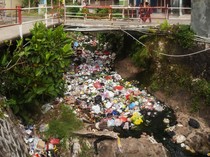 Jorok! Tumpukan Sampah Sumbat Kali Suralaya Cilegon