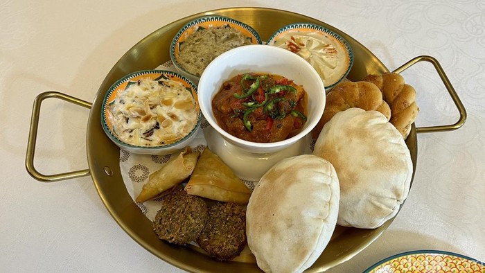 Santap Sarapan Racikan Chef Palestina di Hotel Bintang Lima Bandung
