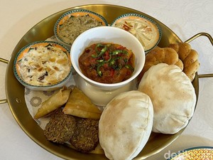 Santap Sarapan Racikan Chef Emad dari Palestina di Trans Luxury Hotel
