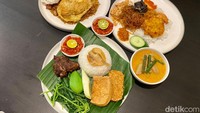 Lokasinya memang sedikit tersembunyi di dalam perumahan, tapi tak pernah sepi dari pengunjung apalagi setelah viral di media sosial. Foto: detikFood