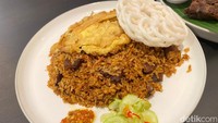 Di Rahayu Kitchen wajib coba menu Nasi Goreng Babat (Rp 50.000) yang tak kalah enak. Isiannya lengkap ada potong. Foto: detikFood
