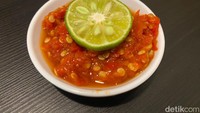 Selain itu semua makanan di sini dibuat dari bahan berkualitas dan segar. Salah satunya sambal tempong yang pedas menyengat ini. Foto: detikFood