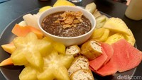Puas menyantap tiga menu makanan utama, bisa ditutup dengan Rujak Manis Rahayu. Ciri khasnya terletak pada bumbu kacang spesial yang bikin nagih serta pilihan buah segar.  Foto: detikFood