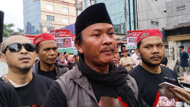 Sejumlah orang mengatasnamakan Aliansi Santri Gus Dur menggelar aksi unjuk rasa di depan Kantor PBNU, Jakarta Pusat. (Ammar R/detikcom)