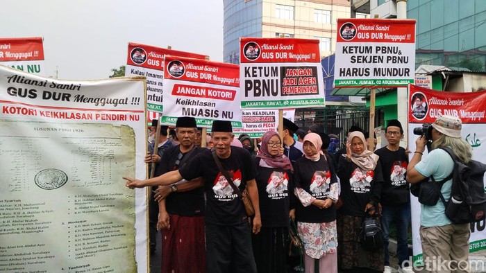 Sejumlah orang mengatasnamakan Aliansi Santri Gus Dur menggelar aksi unjuk rasa di depan Kantor PBNU, Jakarta Pusat. (Ammar R/detikcom)