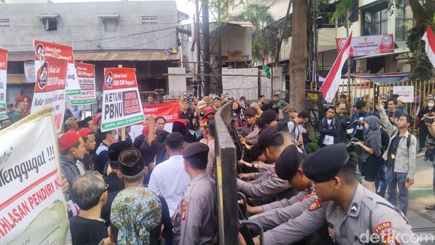 Sejumlah orang mengatasnamakan Aliansi Santri Gus Dur menggelar aksi unjuk rasa di depan Kantor PBNU, Jakarta Pusat. (Ammar R/detikcom)