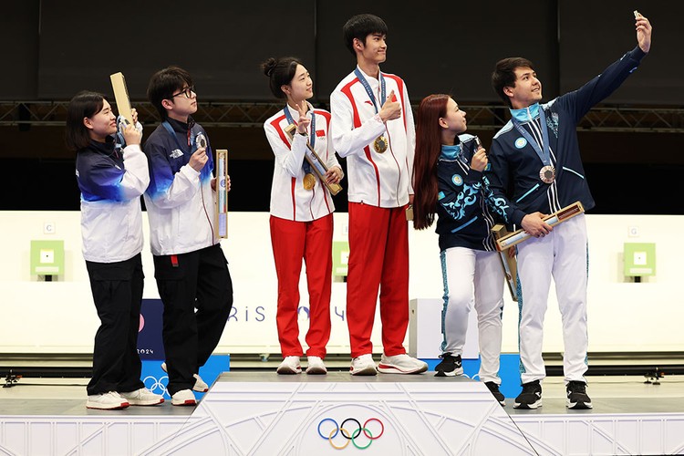 Selfie Kemenangan Olimpiade Paris 2024 pakai Galaxy Z Flip 6