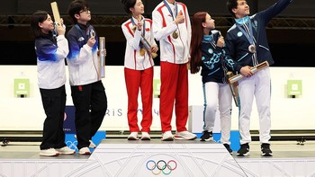 (Dari kiri) Peraih medali perak Jihyeon Keum dan Hajun Park dari Korea Selatan, peraih medali emas Yuting Huang dan Lihao Sheng dari China, serta peraih medali perunggu Alexandra Le dan Islam Satpayev dari Kazakhstan berpose Victory Selfie yang pertama kalinya setelah kompetisi menembak senapan angin jarak 10 meter beregu campuran. (Foto oleh Charles McQuillan / Getty Images)