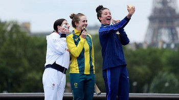 (Dari kiri) Peraih medali perak Anna Henderson dari Inggris Raya, peraih medali emas Grace Brown dari Australia, dan peraih medali perunggu Chloe Dygert dari Amerika Serikat berpose Victory Selfie setelah kompetisi balap sepeda jalan raya time trial perorangan putri. (Foto oleh Tim de Waele / Getty Images)