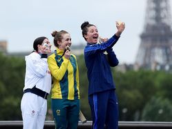 Selfie Kemenangan Juara Olimpiade Paris 2024 Pakai Galaxy Z Flip 6