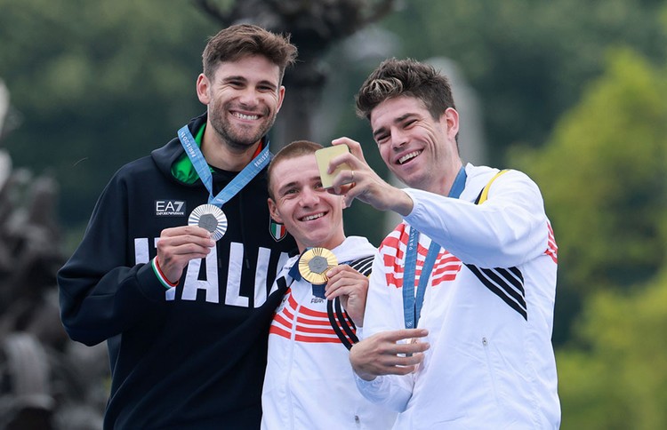 Selfie Kemenangan Olimpiade Paris 2024 pakai Galaxy Z Flip 6