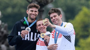 (Dari kiri) Peraih medali perak Filippo Ganna dari Italia dan peraih medali emas Remco Evenepoel serta peraih medali perunggu Wout van Aert dari Belgia berpose Victory Selfie setelah kompetisi balap sepeda jalan raya time trial perorangan putra. (Foto oleh Jan Woitas / Getty Images)