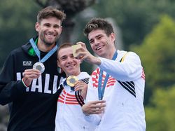 Selfie Kemenangan Juara Olimpiade Paris 2024 Pakai Galaxy Z Flip 6