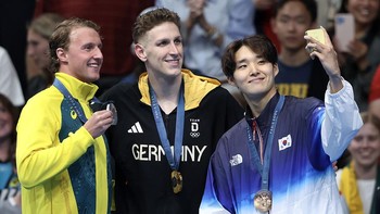 (Dari kiri) Peraih medali perak Elijah Winnington dari Australia, peraih medali emas Lukas Märtens dari Jerman, dan peraih medali perunggu Woomin Kim dari Korea Selatan berpose Victory Selfie setelah kompetisi renang gaya bebas 400meter putra. (Foto oleh Sarah Stier / Getty Images)