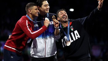 (Dari kiri) Peraih medali perak Fares Ferjani dari Tunisia, peraih medali emas Sanguk Oh dari Korea Selatan dan peraih medali perunggu Luigi Samele dari Italia berpose Victory Selfie setelah kompetisi anggar sabre perorangan putra. (Foto oleh Patrick Smith / Getty Images)