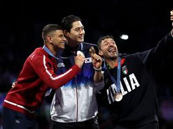 Selfie Kemenangan Juara Olimpiade Paris 2024 Pakai Galaxy Z Flip 6