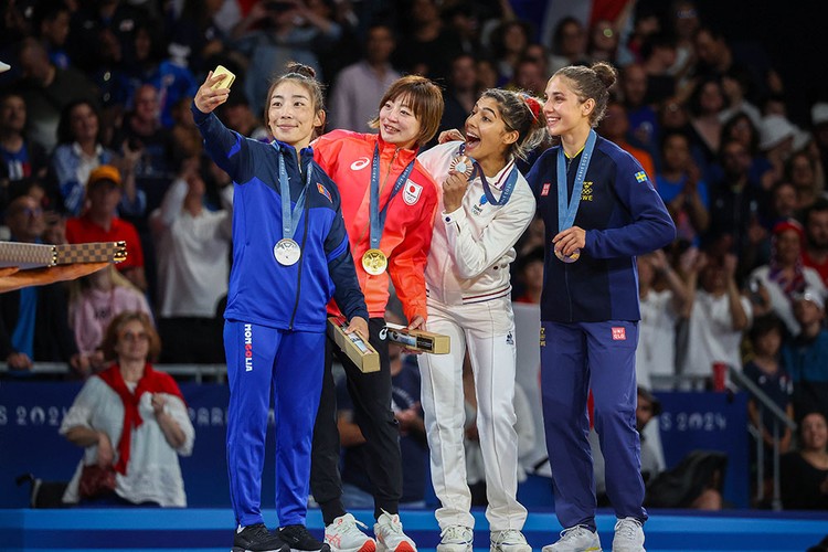 Selfie Kemenangan Olimpiade Paris 2024 pakai Galaxy Z Flip 6