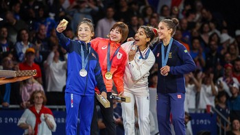 (Dari kiri) Peraih medali perak Baasankhuu Bavuudorj dari Mongolia, peraih medali emas Natsumi Tsunoda dari Jepang, serta peraih medali perunggu Shirine Boukli dari Prancis dan Tara Babulfath dari Swedia berpose Victory Selfie setelah kompetisi judo kelas 48 kg putri. (Foto oleh Patrick Smith / Getty Images)