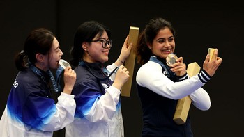 (Dari kiri) Peraih medali perak Yeji Kim dan peraih medali emas Ye Jin Oh dari Korea Selatan serta peraih medali perunggu Manu Bhaker dari India berpose Victory Selfie setelah kompetisi menembak pistol udara 10m putri. (Foto oleh Charles McQuillan / Getty Images)