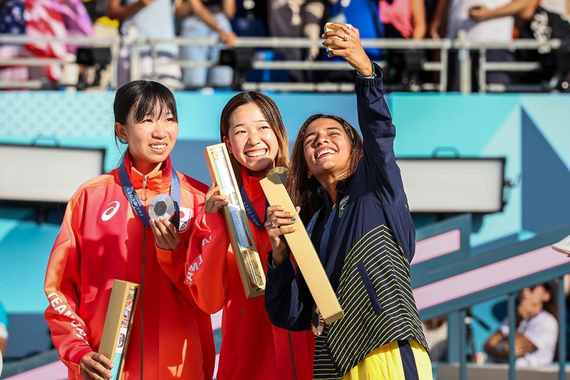 Selfie Kemenangan Olimpiade Paris 2024 pakai Galaxy Z Flip 6