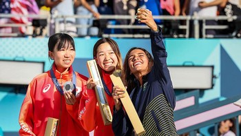 (Dari kiri) Peraih medali perak Liz Akama dari Jepang, peraih medali emas Coco Yoshizawa dari Jepang, dan peraih medali perunggu serta anggota Team Samsung Galaxy Rayssa Leal dari Brasil berpose untuk Victory Selfie setelah kompetisi street skateboard putri. (Foto oleh Getty Images/Samsung)