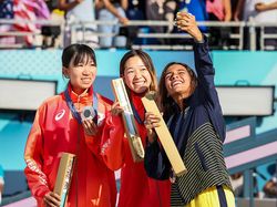 Selfie Kemenangan Juara Olimpiade Paris 2024 Pakai Galaxy Z Flip 6