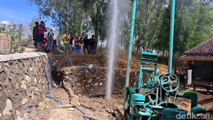 Semburan air setinggi 20 meter bercampur gas di Sampang