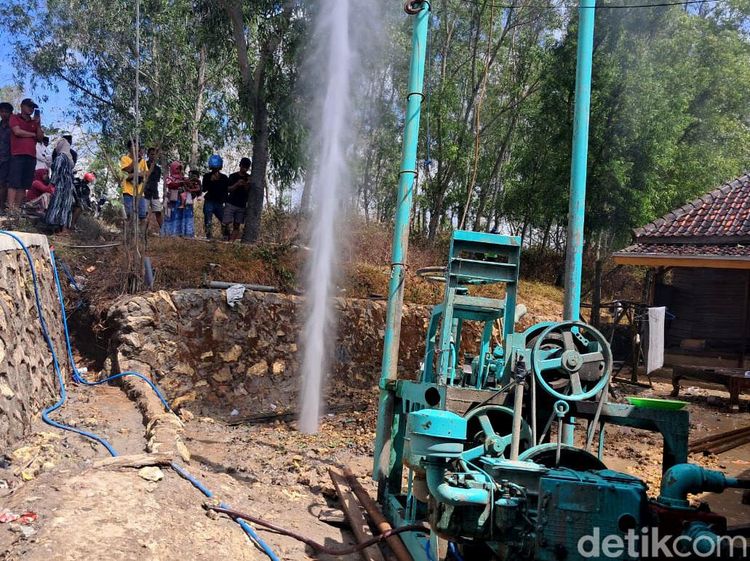 Penampakan Semburan Air Bercampur Gas Setinggi 20 Meter di Sampang