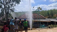 Namun tiba-tiba saja sekitar pukul 01.00 WIB, terdengar suara sangat keras dari sumber tersebut, lalu keluar air setinggi kurang lebih 20 meter.