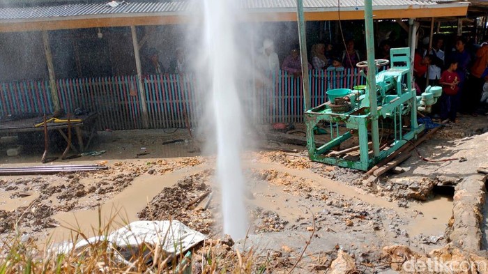 Semburan air setinggi 20 meter bercampur gas di Sampang