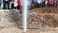 Sebuah sumur bor di Sampang, Madura mengeluarkan semburan air setinggi kurang lebih 20 meter mengagetkan warga.