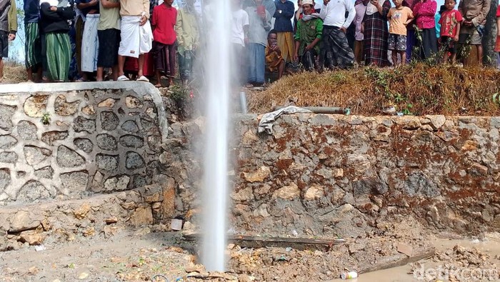 Semburan air setinggi 20 meter bercampur gas di Sampang