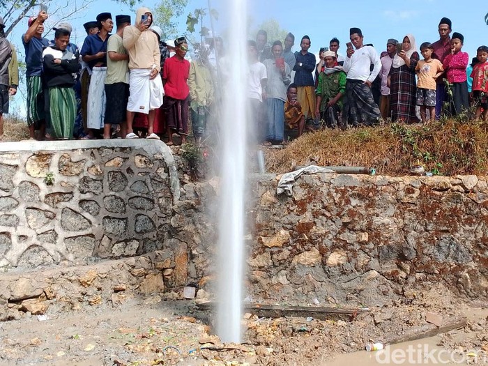 Semburan air setinggi 20 meter bercampur gas di Sampang