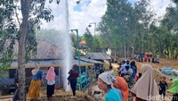 Hingga pukul 13.00 WIB, semburan air masih muncul. Warga yang penasaran datang ke lokasi hingga semburan ini menjadi tontonan warga sejak pagi.