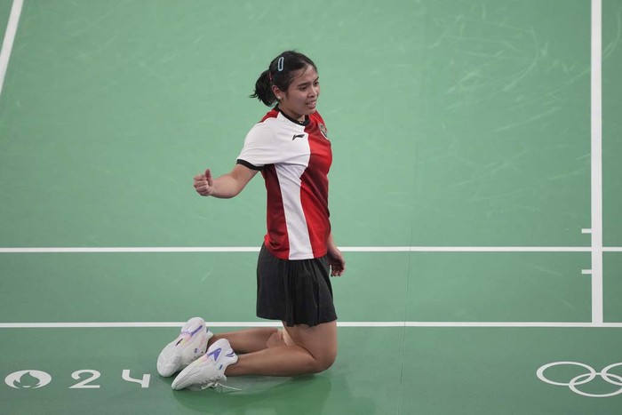 Indonesias Gregoria Mariska Tunjung celebrates after defeating South Koreas Kim Ga-eun during their womens singles badminton round of 16 match -at the 2024 Summer Olympics, Thursday, Aug. 1, 2024, in Paris, France. (AP Photo/Dita Alangkara)
