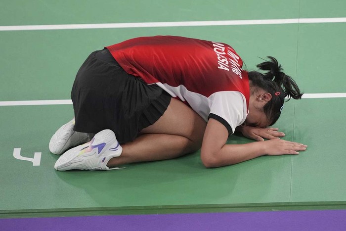 Indonesias Gregoria Mariska Tunjung celebrates after defeating South Koreas Kim Ga-eun during their womens singles badminton round of 16 match -at the 2024 Summer Olympics, Thursday, Aug. 1, 2024, in Paris, France. (AP Photo/Dita Alangkara)