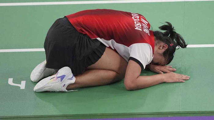 Senangnya Gregoria Melaju ke 8 Besar Olimpiade 2024 Indonesia's Gregoria Mariska Tunjung celebrates after defeating South Korea's Kim Ga-eun during their women's singles badminton round of 16 match -at the 2024 Summer Olympics, Thursday, Aug. 1, 2024, in Paris, France. (AP Photo/Dita Alangkara)