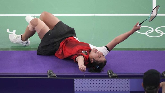 Senangnya Gregoria Melaju ke 8 Besar Olimpiade 2024 Indonesia's Gregoria Mariska Tunjung celebrates after defeating South Korea's Kim Ga-eun during their women's singles badminton round of 16 match -at the 2024 Summer Olympics, Thursday, Aug. 1, 2024, in Paris, France. (AP Photo/Dita Alangkara)