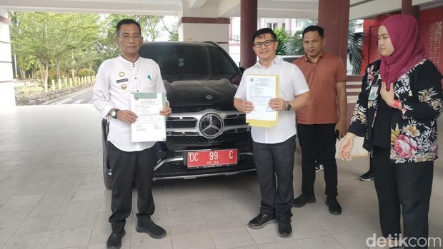 Serah terima mobil dinas Mercy antara Pj Bupati Polman Ilham Borahima dengan Pj Sekda Polman I Nengah Sumadana.