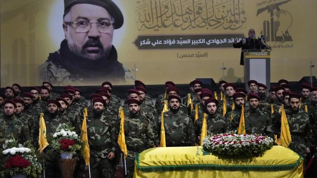 Seremoni pemakaman komandan Hizbullah, Fuad Shukr, yang tewas dibunuh Israel (AP Photo/Hussein Malla)