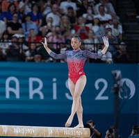 Wajah khas oriental pesenam 21 tahun ini dipercantik dengan makeup tipis bernuansa nude-pink yang membuat penampilannya lebih segar. Foto: Getty Images