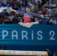 Keduanya mengenakan Elegance Leotard yang dibuat khusus oleh GK Elite, merek pakaian senam terkemuka di dunia. Saat tampil di final, Suni Lee memukau tak hanya karena penampilannya yang gemilang, tapi juga kostum bergradasi warna merah, putih dan biru. Foto: Getty Images