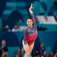 Kostum dihiasi lebih dari 5.000 kristal Swarovski yang disebar di hampir seluruh bagian mulai dari leher, dada, torso, juga lengan. aksen lace pada lengan dan punggung terinspirasi dari gaya Prancis yang elegan. Foto: Getty Images