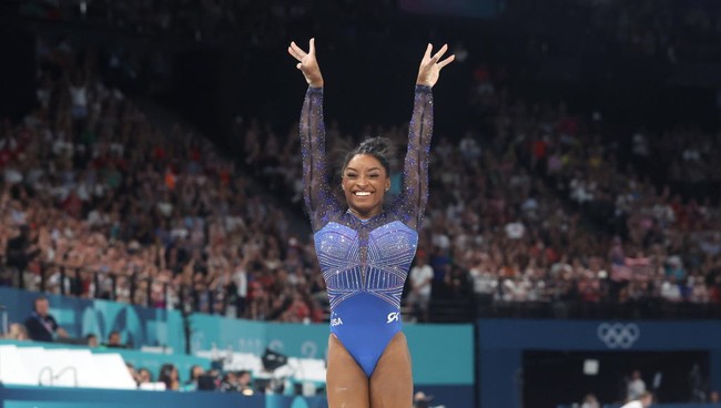 Simon Biles, yang menjadi kapten tim senam AS, tak kalah tampil berkilauan. Peraih delapan medali emas Olimpiade ini tampil dengan leotard bernuansa midnight blue. Foto: Getty Images