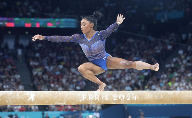 Kostum yang diberi nama Luminous Legacy Leotard ini dihiasi lebih dari 10.000 kristal Swarovski. Desainer Jeanne Diaz menggambarkan inspirasi di balik baju senam itu sebagai perpaduan antara ‘elemen mode kelas atas dan patriotisme’. Foto: Getty Images