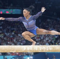 Kostum yang diberi nama Luminous Legacy Leotard ini dihiasi lebih dari 10.000 kristal Swarovski. Desainer Jeanne Diaz menggambarkan inspirasi di balik baju senam itu sebagai perpaduan antara ‘elemen mode kelas atas dan patriotisme’. Foto: Getty Images
