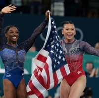 Atlet Olimpiade asal Amerika Serikat, Suni Lee dan Simone Biles, beraksi di final cabor senam artistik Olimpiade 2024, Kamis (1/7/2024). Keduanya tampil berkilauan dalam balutan leotard berhias ribuan kristal Swarovski. Foto: Getty Images