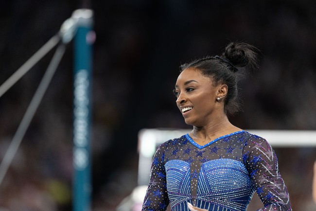 “Dengan korset berbentuk bintang di bagian mesh, pola kristal garis linier di bagian lengan, dan korset yang kuat, leotard ini cocok untuk Superwoman yaitu @simonebiles,” tulisnya. Foto: Getty Images