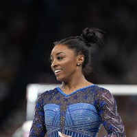 “Dengan korset berbentuk bintang di bagian mesh, pola kristal garis linier di bagian lengan, dan korset yang kuat, leotard ini cocok untuk Superwoman yaitu @simonebiles,” tulisnya. Foto: Getty Images